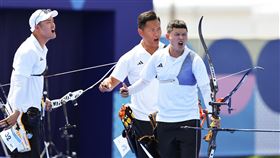 巴黎奧運台灣射箭男團出戰8強賽（2）2024巴黎奧運射箭項目男子團體8強賽在當地時間29日進行，台灣隊湯智鈞（右起）、戴宇軒、林子翔喊聲集氣加油，力抗第4種子中國。中央社記者王騰毅巴黎攝　113年7月29日