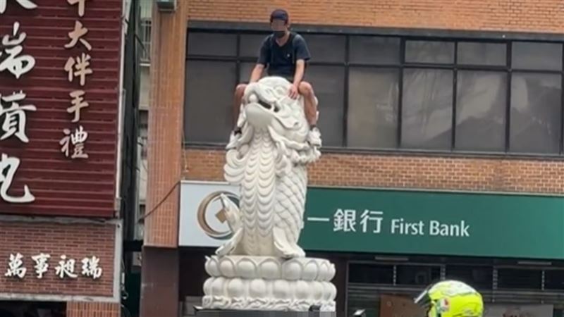 離譜！　男跨騎新竹城隍廟前5公尺龍鯉