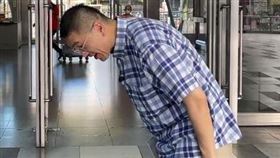 謝國樑跑到基隆火車站向路過的行人鞠躬。（圖／翻攝自謝國樑臉書）