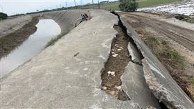 台南市菁寮排水堤防被掏空