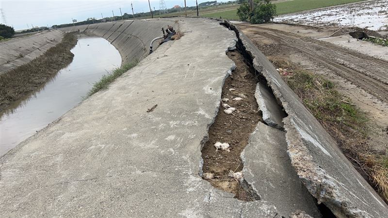 菁寮排水堤防被掏空　南市水利局全力搶修