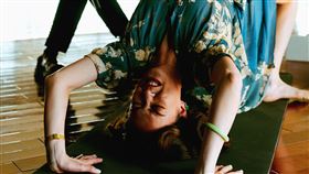 《鬼才之道》張榕容（右）為戲苦練，多次下腰都是親自上陣。（圖／牽猴子提供）