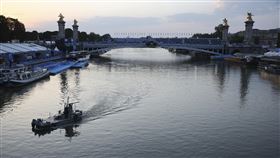 ▲塞納河水質不佳，巴黎奧運男子鐵人三項賽事延期。（圖／美聯社／達志影像）