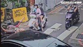 北市曾女騎車停在黃色網狀線上，遭直行的徐女賓士車撞飛倒地。（圖／翻攝畫面）