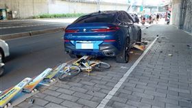 BMW X6,,新北,永和,YouBike,恍神,停車柱,