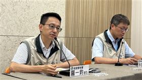 羅一鈞（左）示警，日本新冠與腸病毒疫情雙雙上升。（圖／記者簡浩正攝影）