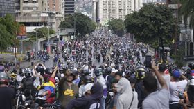 ▲數以千計憤怒的委內瑞拉民眾今天走上街頭，抗議「大選被偷走」。（圖／美聯社／達志影像）

