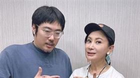 編劇馮勃棣（左）與陳亞蘭開心合照。（圖／翻攝馮勃棣臉書）