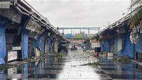 颱風凱米侵台  花蓮東大門夜市攤商受損強震、颱風重創花蓮，觀光產業受影響，花蓮縣政府提案發放縣民每人面額新台幣3000元「促進經濟振興券」，30日獲縣議會支持，最快將於9月中旬發放。圖為颱風凱米侵台，花蓮東大門夜市攤商受損情況。中央社記者張祈攝  113年7月30日