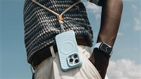 全新Essentials by CASETiFY系列推出天空藍波紋手機殼。（圖／品牌業者提供）