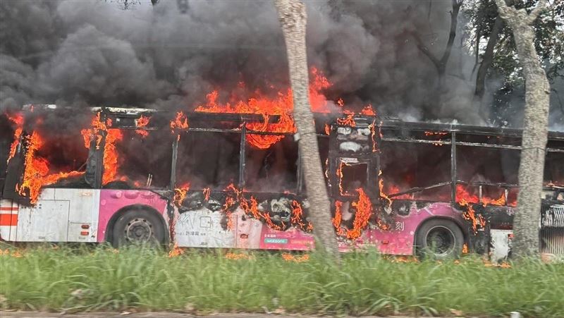台中公車火警！行駛間起火生死一瞬間