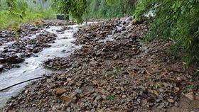 颱風凱米影響  阿里山林鐵遭土石覆蓋阿里山林業鐵路因颱風凱米強風豪雨影響，出現邊坡土石崩落覆蓋鐵路等狀況，27日全線停駛，目前仍視天候狀況持續巡檢中。（林鐵及文資處提供）中央社記者蔡智明傳真  113年7月26日