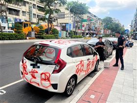 ▲新北市板橋，一輛白色轎車被噴漆大大的「破Ｘ的車」等不雅字眼，相當引人注意。（圖／翻攝畫面）