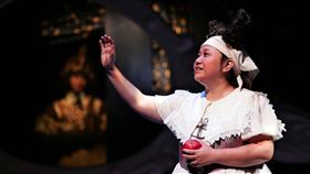 鍾欣凌在《你不知道的白雪公主》中飾演甘草小人物「煤球」。（圖／如果兒童劇團提供）