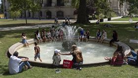 巴黎奧運／熱浪襲！巴黎高溫飆36度　選手與觀眾汗如雨下（圖／美聯社／達志影像）
