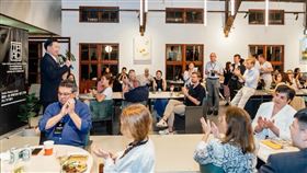 國家安全會議秘書長吳釗燮今（30）日應邀在「對中政策跨國議會聯盟」（IPAC）於松山文創松園區舉辦的酒會上致詞。（圖／國安會提供)