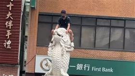屁孩跨坐城隍廟龍鯉雕像！ 民俗專家警告2件事：無法逃脫