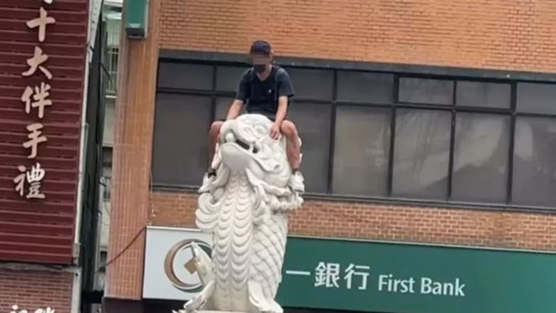 屁孩跨城隍廟龍鯉　民俗專家警告2件事