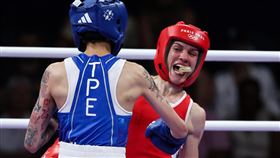 奧運女子拳擊　黃筱雯重擊對手（3）台灣拳擊好手黃筱雯（藍衣）法國當地時間30日在巴黎奧運女子54公斤級16強賽，與大會頭號種子保加利亞選手佩特卓娃（Stanimira Petrova）（紅衣）交鋒，黃筱雯一記重拳，讓對手護齒套噴飛。中央社記者吳家昇巴黎攝　113年7月30日