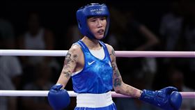 奧運拳擊　黃筱雯滑倒遭讀秒（2）台灣拳擊好手黃筱雯（圖）法國當地時間30日在巴黎奧運女子54公斤級16強關鍵決勝回合，因滑倒被裁判誤判為有效攻擊讀秒，黃筱雯無奈擺手，終場以1比4吞敗，無緣挺進8強。中央社記者吳家昇巴黎攝　113年7月30日