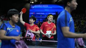 中國混雙王楚欽／孫穎莎擊敗神秘北韓混雙李鄭息／金琴英，收下隊史首面混雙金牌。（圖／美聯社／達志影像）