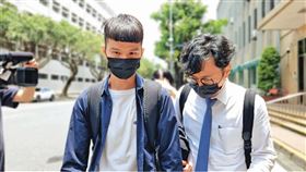 涉嫌在創意私房販售偷拍影像的警察（左）日前出庭應訊。（東森新聞提供）