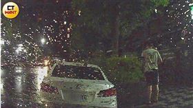 ▲藥頭（淺色上衣）深夜現蹤街頭，當街進行依托咪酯「喪屍煙彈」交易。（圖／影音組）