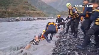 屏東男疑撿石頭受困沙洲　消防驚險救援