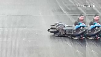 台北曳引車漏油　3騎士慘摔險被公車輾