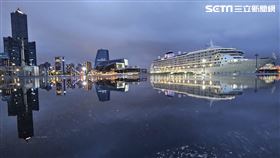 「雙郵輪」靠港的壯觀畫面，背景高雄港旅運中心及85大樓同時入鏡，船迷們的快門聲沒停過。（圖／臉書粉專「船舶物語」提供）