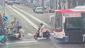 士林曳引車漏油滑倒。（圖／翻攝畫面）