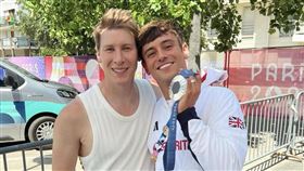 戴利拿銀牌與老公甜蜜合照（圖／翻攝Dustin Lance Black的Threads）