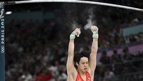 中國蘇煒德在單槓項目兩度掉槓。（圖／美聯社／達志影像）