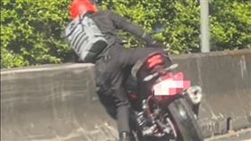 騎士因不明原因竟直接停在快車道上。（圖／翻攝自重機車友臉書）