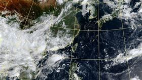 台灣東方到日本南方海面有一片大低壓帶，未來可能有熱帶系統出現。（圖／氣象署）