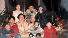 傅崐萁與母親劉滿蘭等家人合照。（圖／翻攝自傅崐萁臉書）