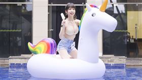 曾以藝名「田井虹」進軍日本AV界的性感女網紅Tiny Lu（胎尼），擔任成人娛樂交友平台「NightCo」代言人。（圖／NightCo）