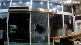 莊男越想越氣，折返回火鍋店，拿了瓦斯桶就往玻璃猛砸。（圖／翻攝畫面）
