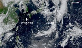 臉書氣象粉專「台灣颱風論壇｜天氣特急」今（31）天午間發文指出，【大型低壓帶成形中】。（圖／翻攝自台灣颱風論壇）