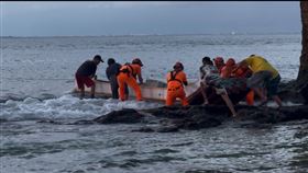 小琉球一艘膠筏昨天（30日）傍晚，擱淺在花瓶岩附近礁岩。