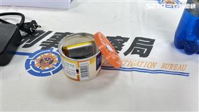 「創意私房」案，警方查扣裝有針孔的芳香劑寶特瓶及打火機。（圖／記者李依璇攝影）