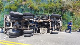 宜蘭9丁線46.5K南澳路段今天發生一起車禍事故，一輛預拌混凝土車失控撞山壁翻覆，胡姓男駕駛雙腿骨折受困車內，警消人員獲報到場救援，協助胡男脫困後將他送醫急救。警方指出，胡男酒測值為0，詳細肇因仍待釐清。