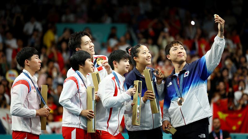 南韓選手邀自拍　北韓「神秘之師」罕露笑