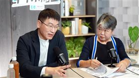 陸委會副主委梁文傑今（31）日接受政論Live直播節目《中午來開匯》專訪。（圖／CNEWS匯流新聞網提供)