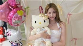 歐陽龍、傅娟、歐陽娜娜、歐陽妮妮全都在場，一家人的好感情不言而喻。（圖／翻攝自歐陽娣娣微博）