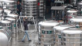 無薪假增153人  製造業接單不穩、花蓮震災所致勞動部17日公布最新減班休息（無薪假）統計，本期製造業金屬機電工業中有2家業者各增加約100餘人，另外花蓮震災影響當地仍有150多人實施無薪假；整體人數較上期增加153人。圖為新北市五股區的水塔工作人員工作一景。中央社記者吳家昇攝  113年6月17日