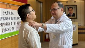 台大醫院發表甲狀腺癌術後追蹤指標研究台大醫院31日發表最新醫療成果，利用尿液中外泌體的甲狀腺球蛋白（U-Ex Tg）作為生物標記，可望提早3到5年掌握甲狀腺癌術後復發趨勢，圖為台大醫院內科部副主任王治元（右）示範甲狀腺觸診方式。中央社記者沈佩瑤攝  113年7月31日