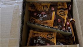 三媽臭臭鍋，醬料包擠出蟑螂，彰化代工廠回應:該批號全回收(圖／翻攝畫面)