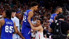 ▲溫班亞馬（Victor Wembanyama）和富樫勇樹身高相差55公分。（圖／路透社／達志影像）