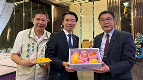 山形市佐藤市長來訪時，黃偉哲特致贈芒果寶盒